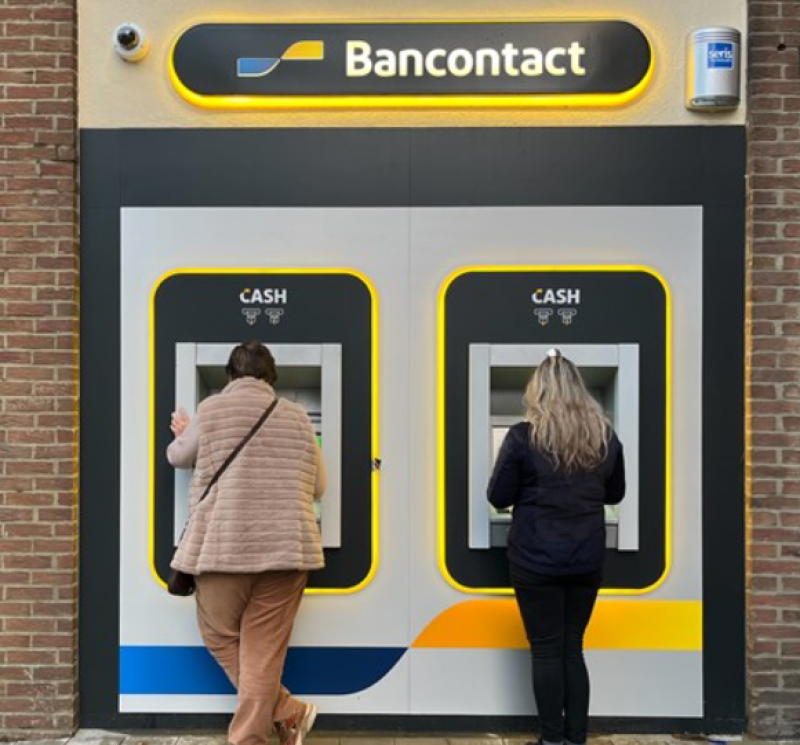Afgeperst aan bankautomaat: jongeman met beperking getroffen in Gent en Kortrijk