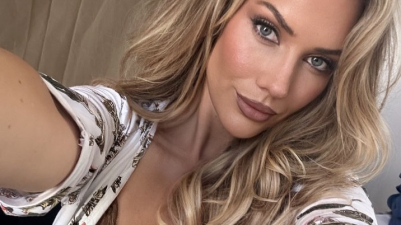 📸 Paige Spiranac slaat een hole-in-one met pikante kalenderaankondiging