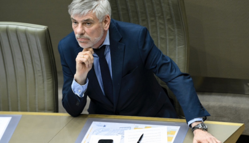 Als Filip Dewinter zich moet bewapenen, weet je dat het land ziek is