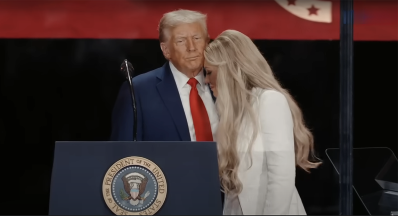🎥   Weduwe van Charlie Kirk vergeeft de dader, Trump verheft vriend Charlie tot martelaar