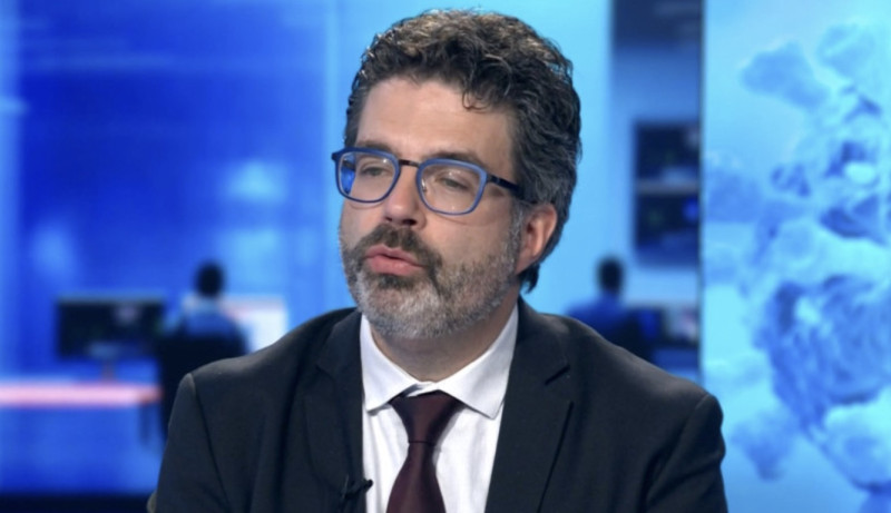 Wreed straf: corona blijkt ‘onvoorspelbaar beestje’… volgens dezelfde veearts die ooit alles perfect konden voorspellen
