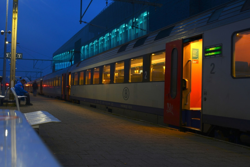 Nachtmerrie op het spoor: tientallen reizigers moeten de nacht doorbrengen in defecte trein richting Luxemburg