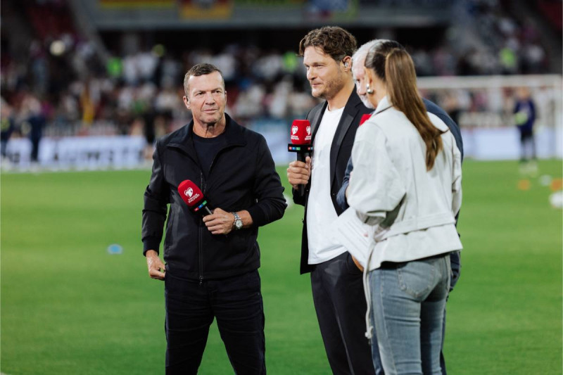 📸 De beelden spreken voor zich: voormalige Ballon d'r-winnaar laat voor het eerst 26 (!) jaar jongere vriendin zien