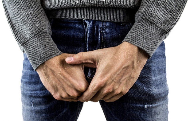 Waarom zoveel mannen liegen over hun broekslang – en nee, het is niet wat je denkt
