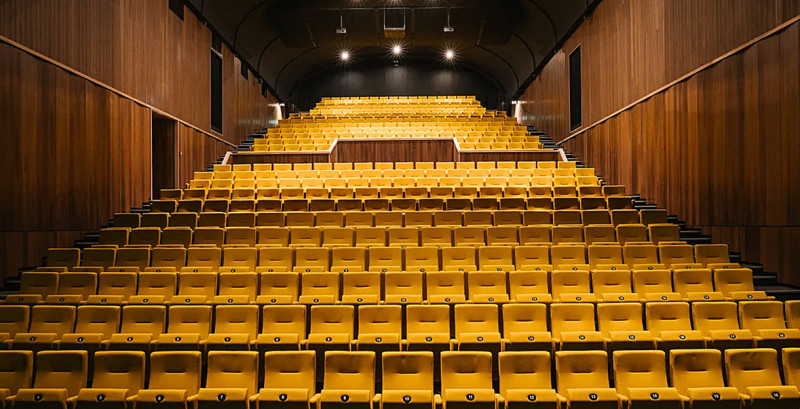 Innovatieve luisterondersteuning voor slechthorenden in Stadsschouwburg Sint-Niklaas