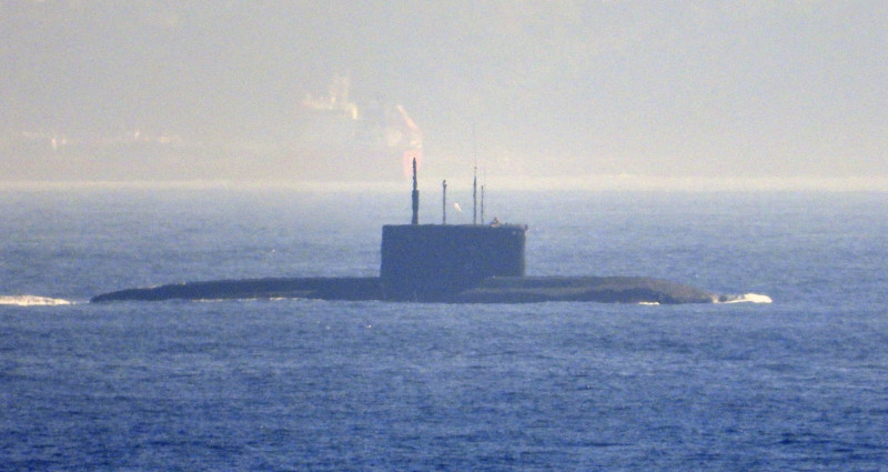 Russische onderzeeër in nood voor Europese kust: explosiegevaar en milieuramp dreigen