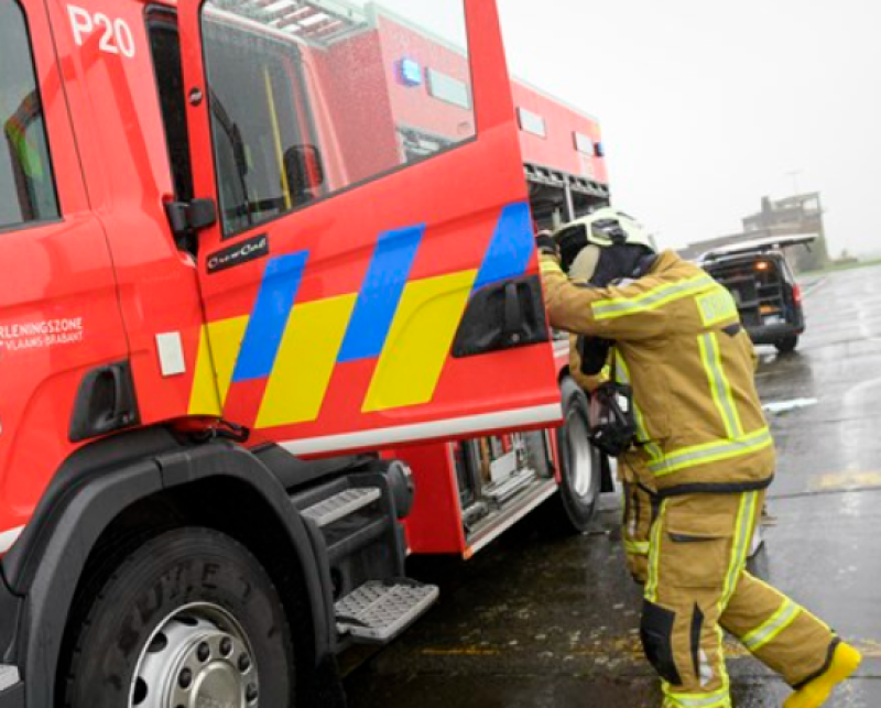Auto brandt volledig uit in Brugse file