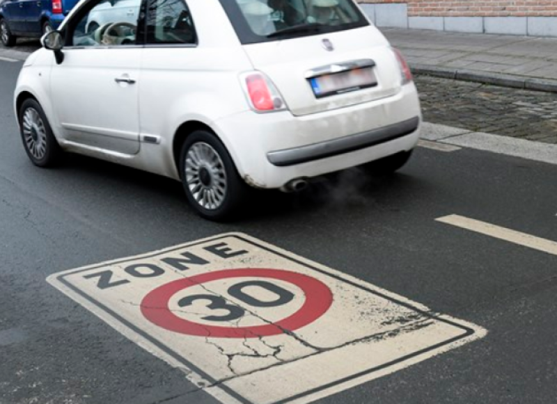 Herinvoering van zone 30 in Brielen en debat over zwaar verkeer op N8