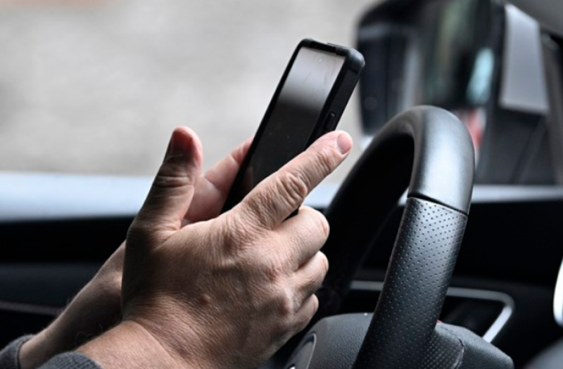 Bestuurder op de E17 negeert rood kruis en gebruikt gsm: veroordeeld tot boete en rijverbod