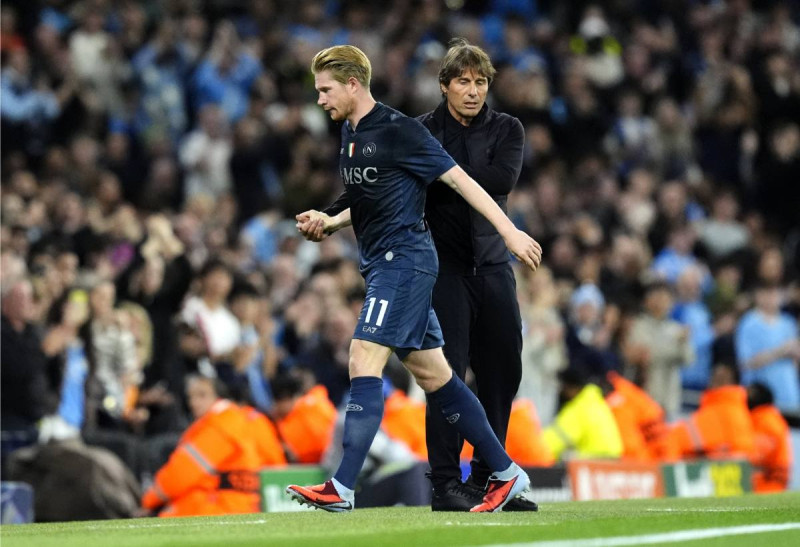 Hoe zit het nu tussen trainer Conte en Kevin De Bruyne? Beide heren spreken klare taal over hun relatie