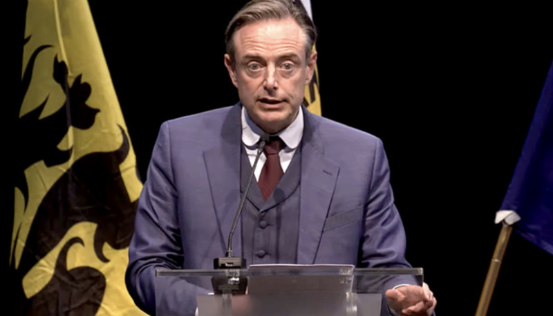 Verdachte gearresteerd na vondst van...  handschoen bij woning Bart De Wever
