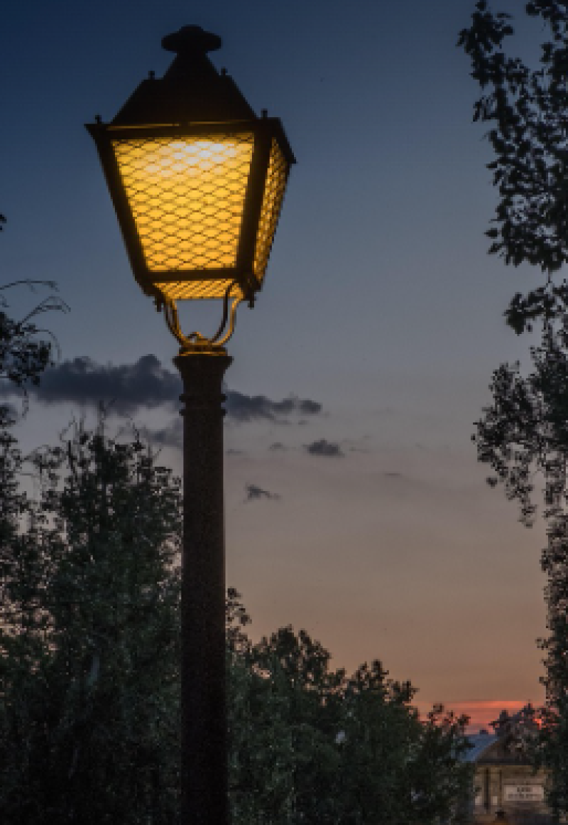 Verlichtingspaal valt op Buffelbrug in Brugge door roestaantasting