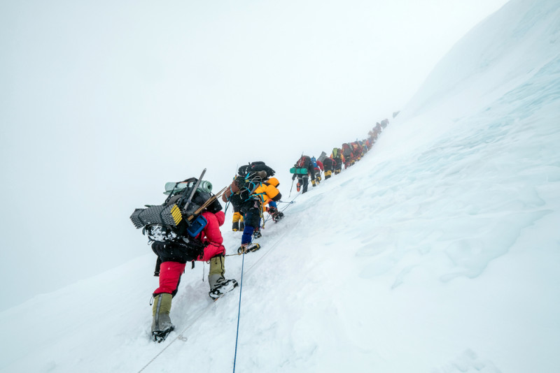 Bijna 1.000 klimmers vast op Mount Everest door zware sneeuwstorm