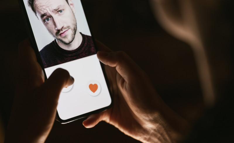 De psychologie van een Tinder-swipe: wat je profielfoto écht over je zegt