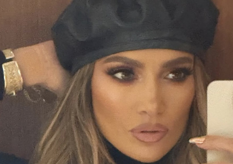Jennifer Lopez verschijnt in spinnenwebjurk en het internet raakt hopeloos verstrikt