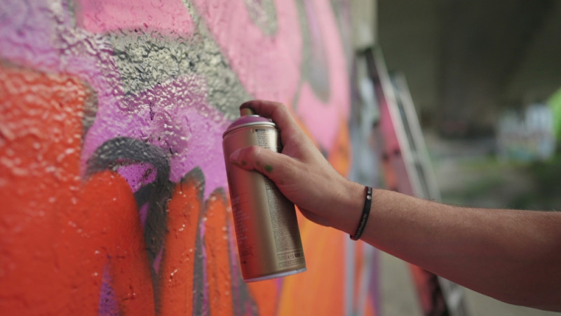 Activiste moet schadevergoeding betalen voor graffiti op KU Leuven