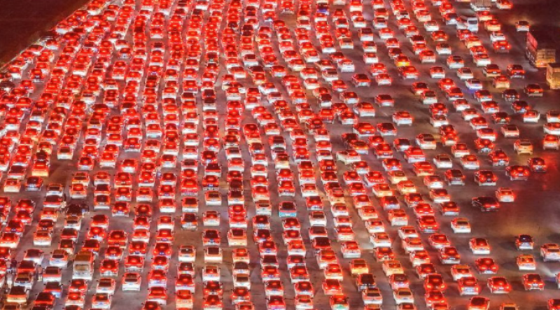 🎥 China’s Mid-Autumn Festival eindigt in verkeersnachtmerrie: 24 uur stilstand aan 36 tolpoorten