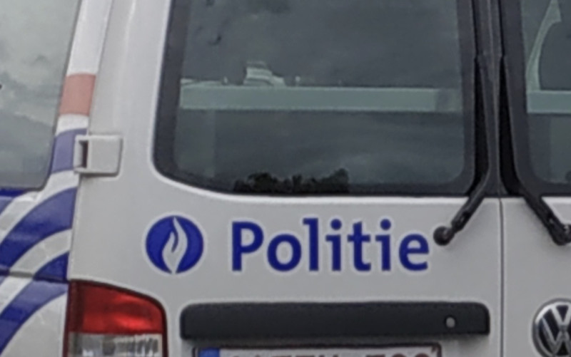 Geweld bij illegale straatrace in Kruisem: politie bekogeld met vuurwerk