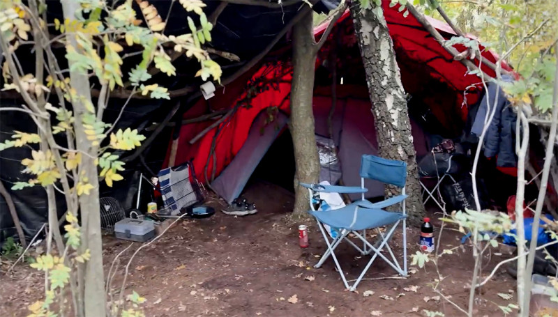 Man kampeert aan fort Oelegem na conflict met woonmaatschappij