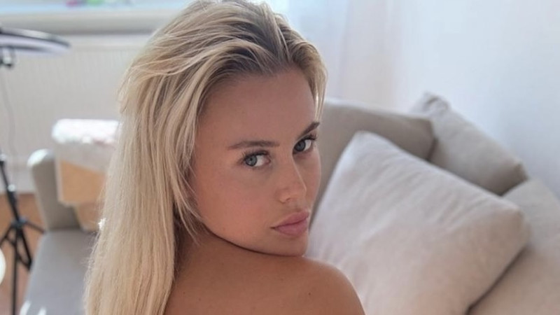 📸 Juicy Alert: Jolie laat haar sappige achterkant zien