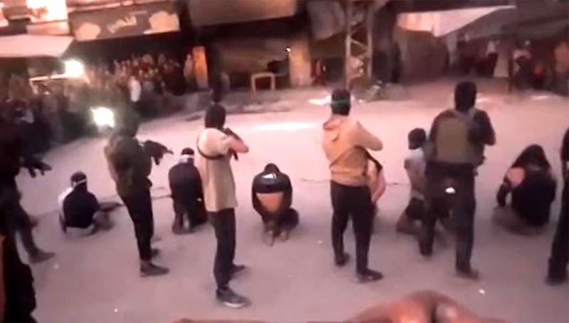 🎥  Schokkende beelden: Hamas executeert collaborateurs in het openbaar