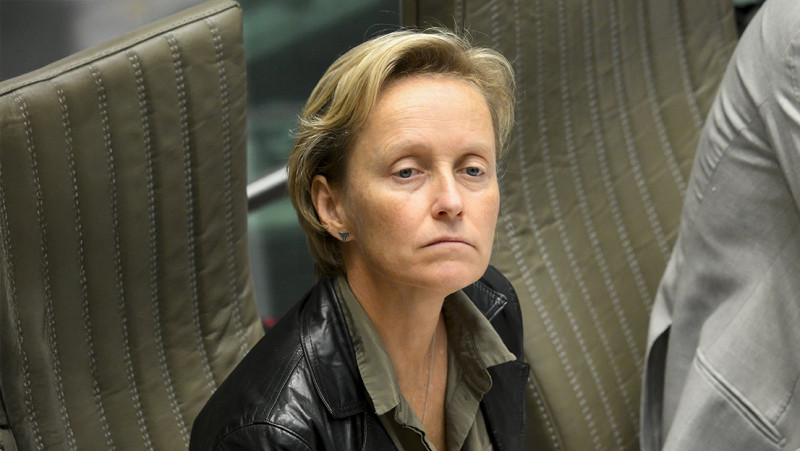 “Annick De Ridder maakt zich belachelijk door verlieslatend luchthaven van Deurne te blijven verdedigen”