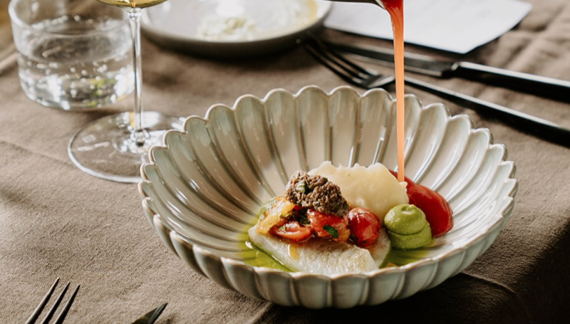 Culinaire heropening: Materia in Antwerpen verrast met zwevende tafel en minimalistisch decor