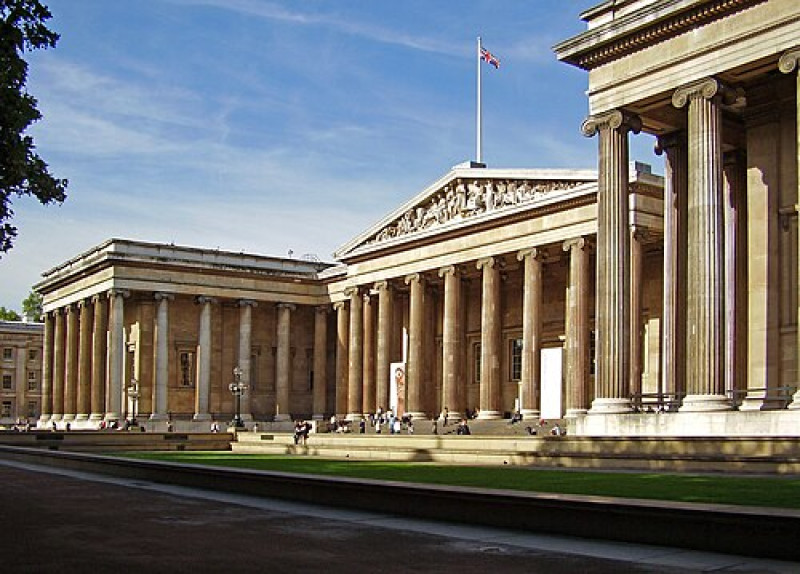 De kromme redenering van anti-Israël demonstranten bij “Pink Ball“ van British Museum