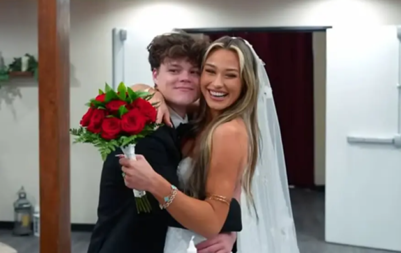 🎥 Dubbelpikant model veegt vloer aan met haar prankster-ex