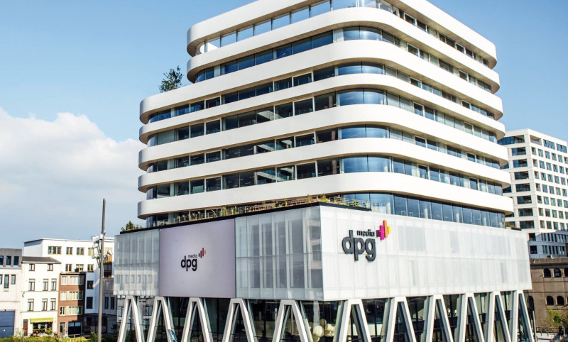 Politieke brainwash in promotieverpakking: DPG trakteert jongeren op ‘gratis’ kranten