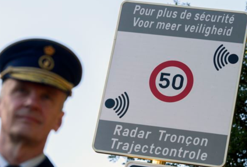 Jonge bestuurder rijdt met hoge snelheid tussen trajectcontroles op E17
