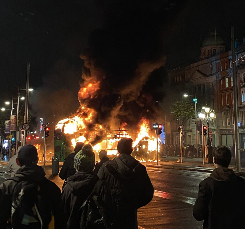 Ierland: grootschalig protest aan asielcentrum bij Dublin ontaardt in gewelddadige confrontaties met politie
