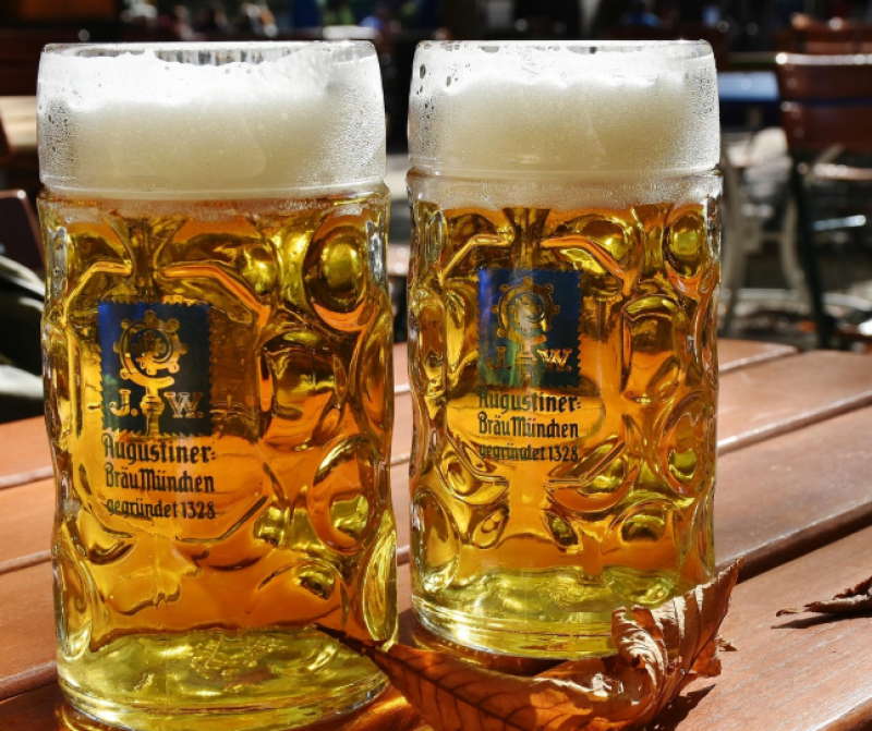 Kortrijk viert Oktober Bierfest in Reynaertstraat met muziek en stuntprijzen