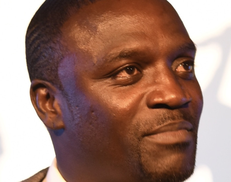 Akon scheidt na 29 jaar huwelijk: zij wil 100 miljoen, hij heeft nog maar 10.000 dollar door slimmigheidje