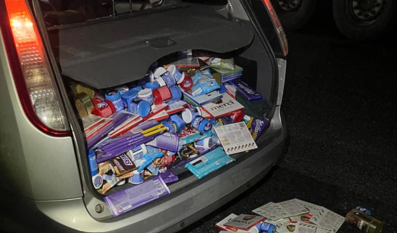 Duitse douane doet wel heel gekke ontdekking: dieven gepakt met... koffer vol snoep