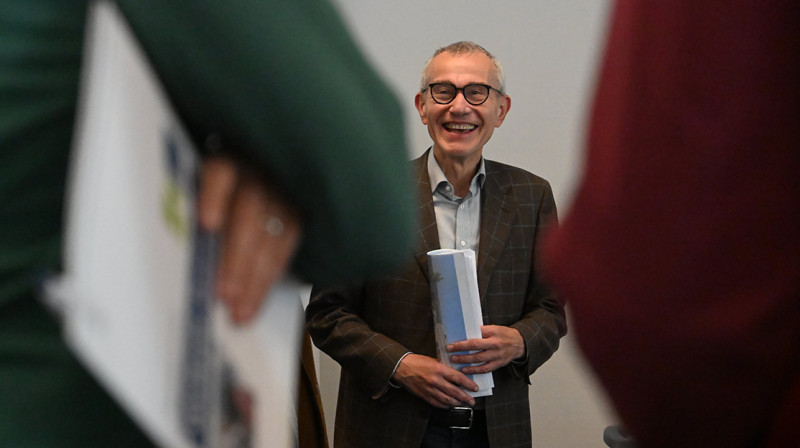 Vandenbroucke dwingt langdurig zieken terug naar werk en dat moet 1,8 miljard opleveren