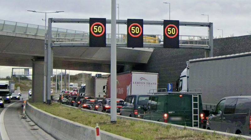 Dagelijkse verkeershel aan nieuwe oprit Linkeroever: “Een structureel ontwerpfout die iedereen gijzelt”