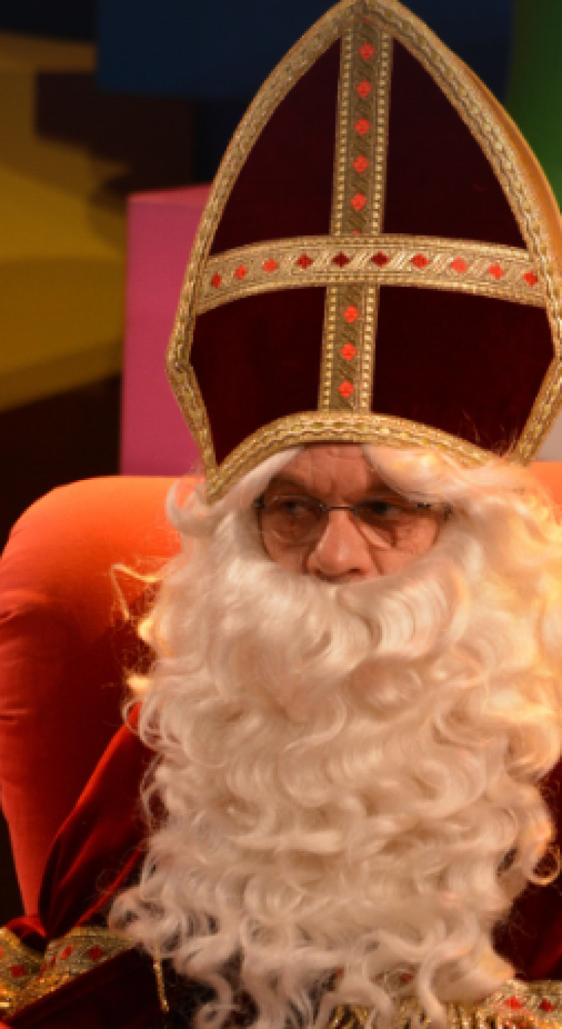 Sint-Maarten en roetpieten bezoeken bibliotheek Zonnebeke