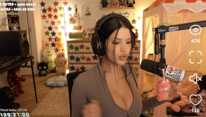 🎥 Streamer barst uit haar bloes tijdens livestream