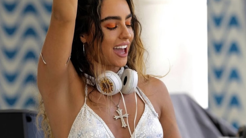 📸 Deejay Sommer Ray laat de billen trillen