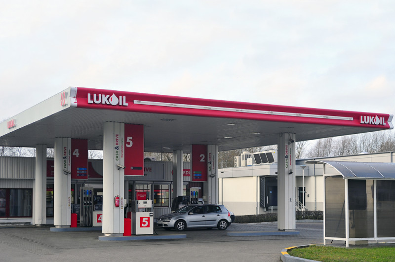 Wordt tanken straks duurder omdat het Russische Lukoil kopje onder gaat?