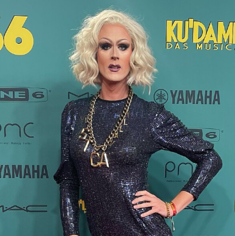Duitsland: Berlijnse drag queen Jurassica Parka opnieuw onderzocht voor verspreiden van kinderpornografie