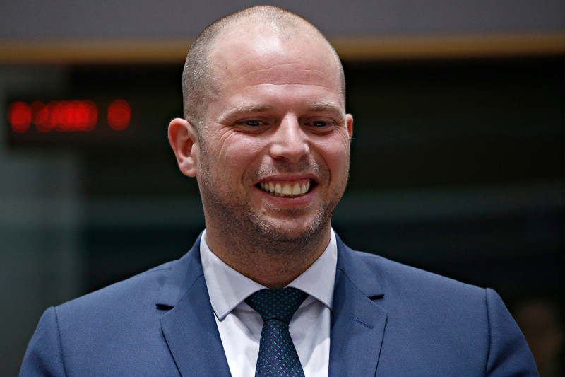 Drones in Marche-en-Famenne, Romeinse spreuk en een “imbeciele Belgische minister van Defensie”