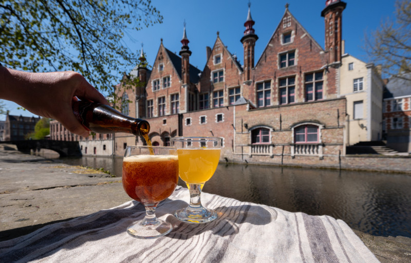 Onze politiek onder invloed van de alcohollobby: van riddertitels tot festivaltickets