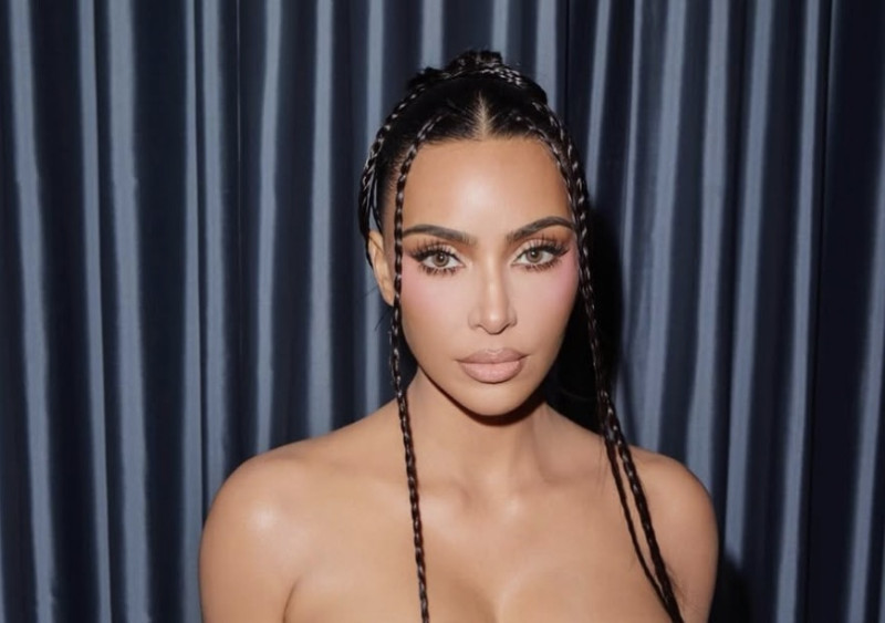 📸 Kim Kardashian draagt... niets behalve een likje verf
