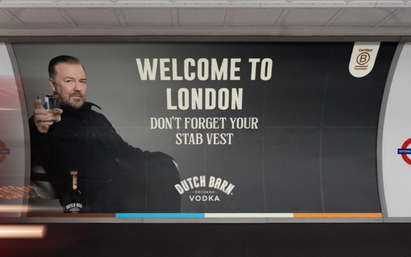 📸 Ricky Gervais’ reclamecampagne “Welkom in Londen. Vergeet je steekvest niet” mist haar doel niet