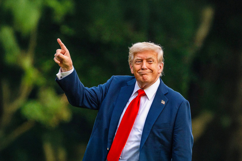 Decadente Halloweenfeest van Trump met schaars geklede vrouwen schiet in verkeerde keelgat bij Democraten
