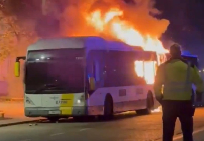 Barça-fan zorgt ervoor dat er één verouderde bus minder is: Lijnbus brandt volledig uit op grote avond van Club