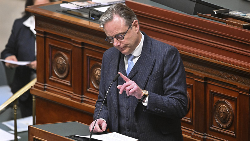 Premier vraagt 50 dagen genade, maar zelfs de kerstman gelooft hem niet meer