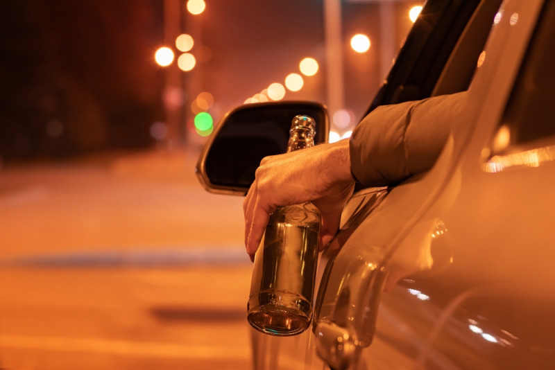 Kampioen zijn is niet altijd plezant: dronkelap ramt een dozijn geparkeerde auto's
